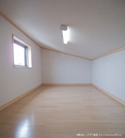 窓付きの小屋裏収納